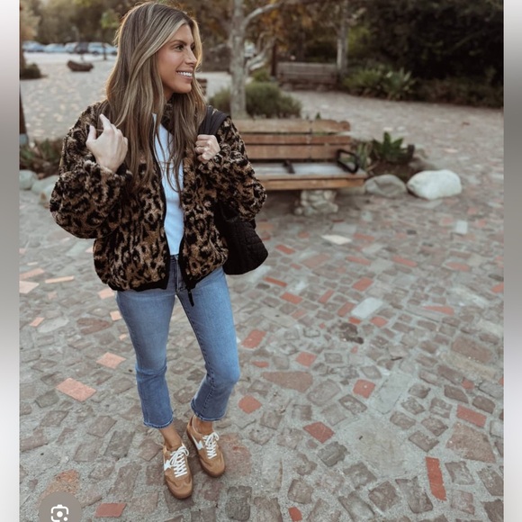 Steve Madden Faux Fur Leopard Puffer Jacket sz M
Standup Collar Full Zip - Picture 16 of 16